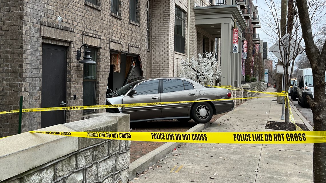 LMPD: Car crashes into Highland Station Apartment - Vimarsana News
