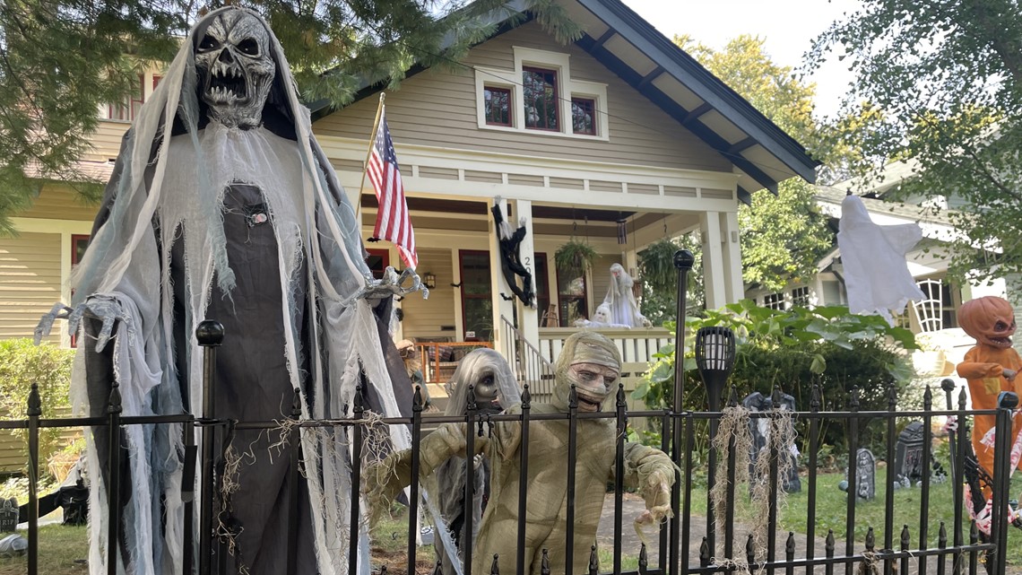 Hillcrest Avenue Halloween Street houses, decorations: Photos