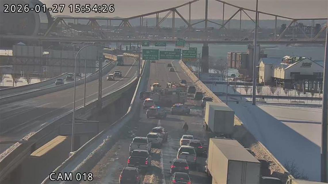 Traffic clears on I-64 West following single-vehicle crash near 3rd street