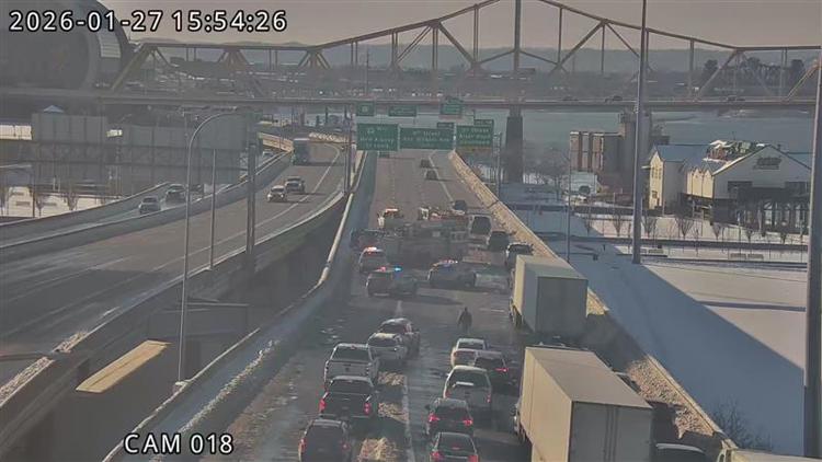 Traffic clears on I-64 West following single-vehicle crash near