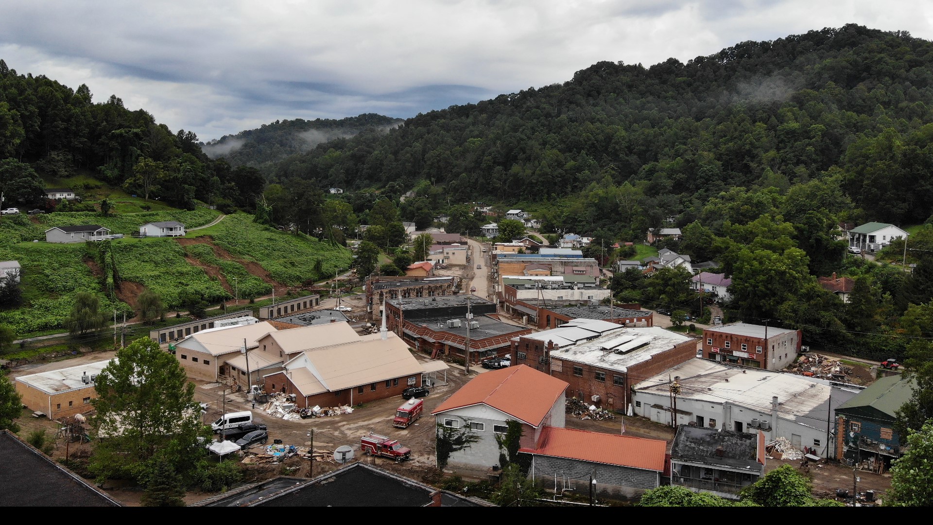 Kentucky town of FlemingNeon comes together amid flooding