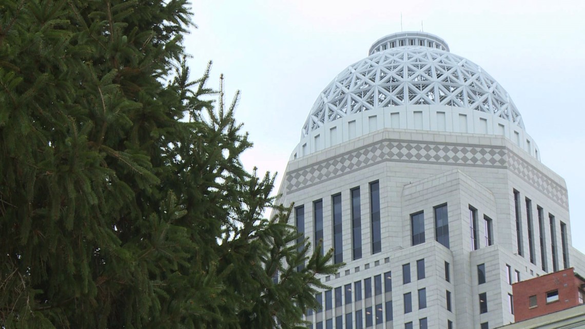 Light Up Louisville Christmas Tree Arrives Downtown | Whas11.com