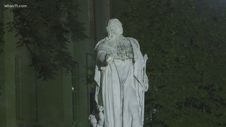 PHOTOS | King Louis XVI damaged during protests in downtown Louisville | www.paulmartinsmith.com