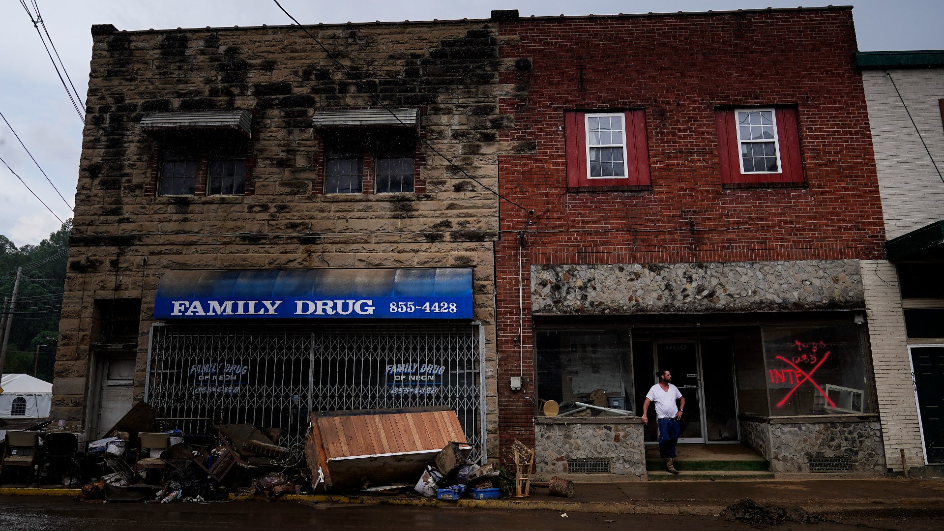Kentucky town of FlemingNeon comes together amid flooding