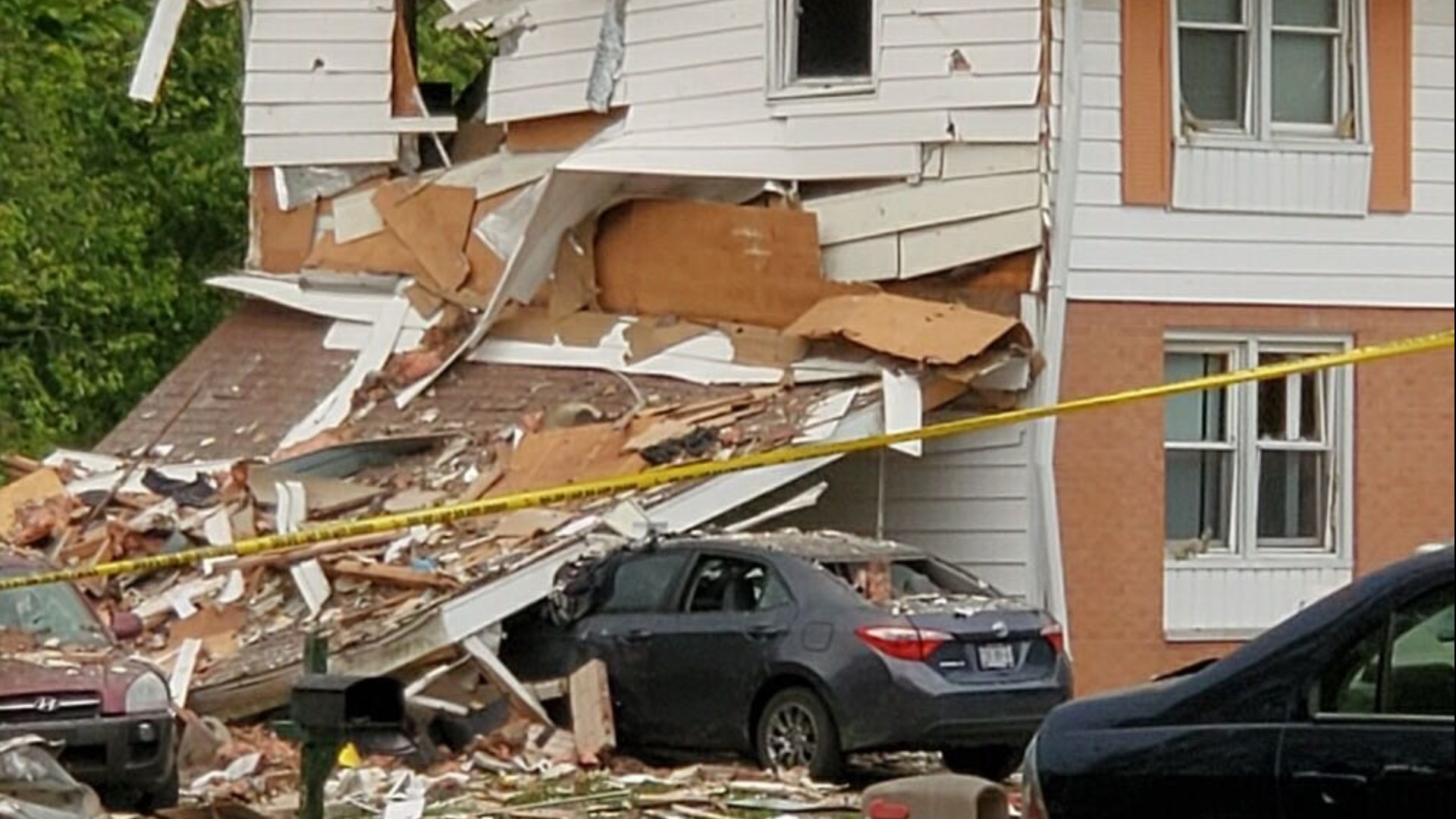 1 dead, 3 injured after house explosion in Jeffersonville