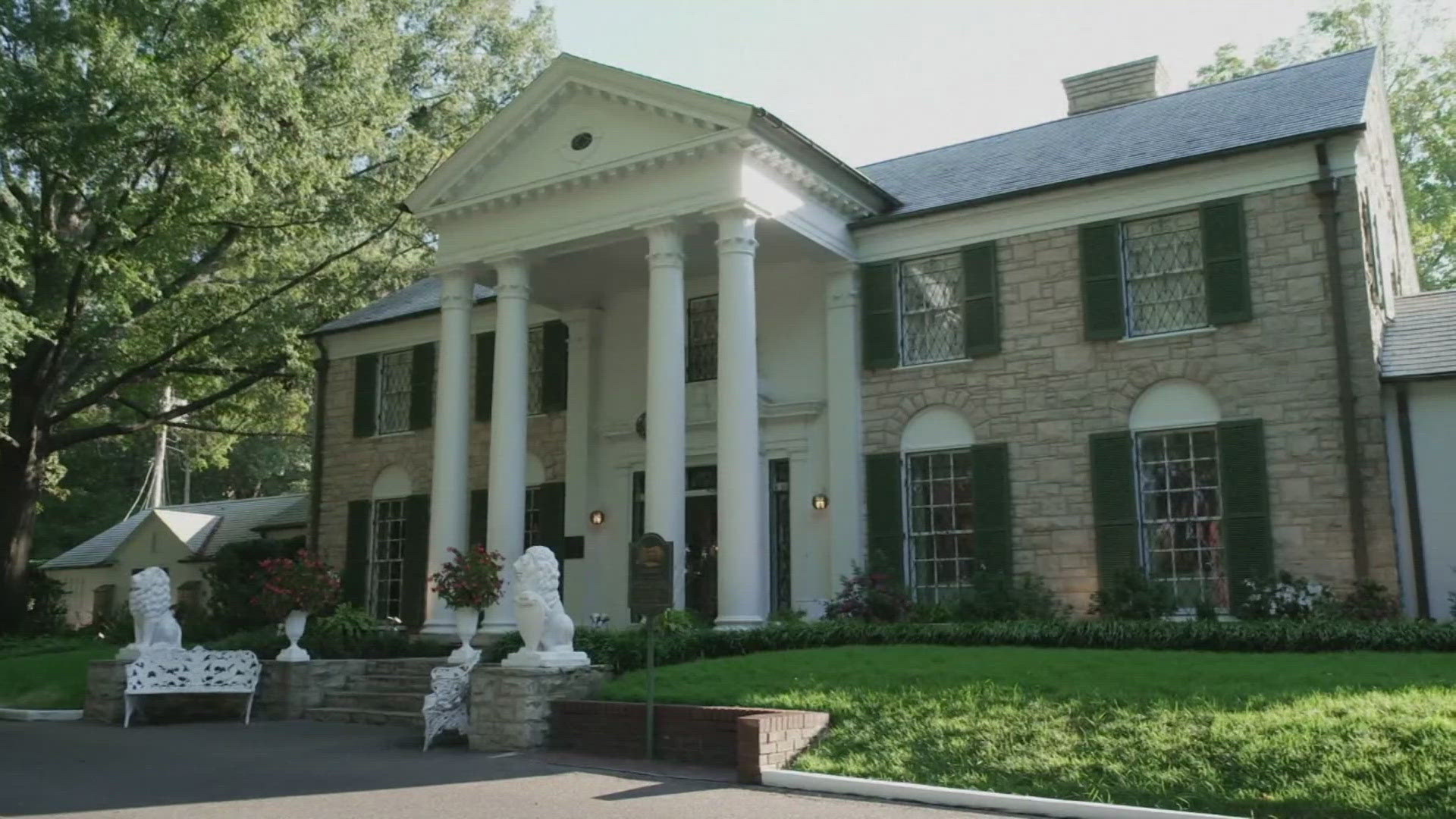 An alleged fraudster attempted to steal Graceland from Elvis Presley's family, police say.