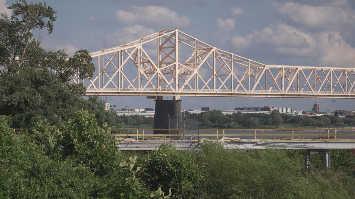Southern Indiana interstate ramp to Louisville bridge closed for