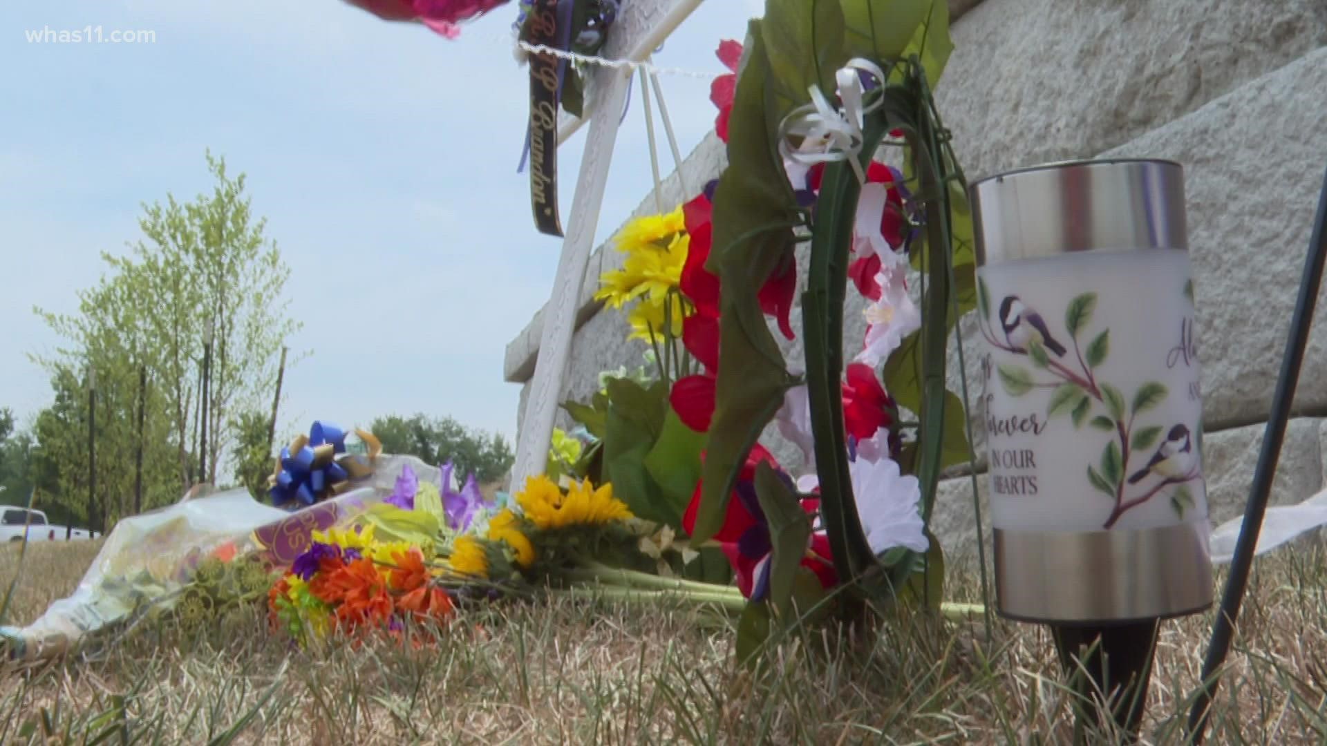 A Louisville Metro councilman is working on plans to permanently honor a deputy who was shot and killed, after a temporary memorial was taken down.