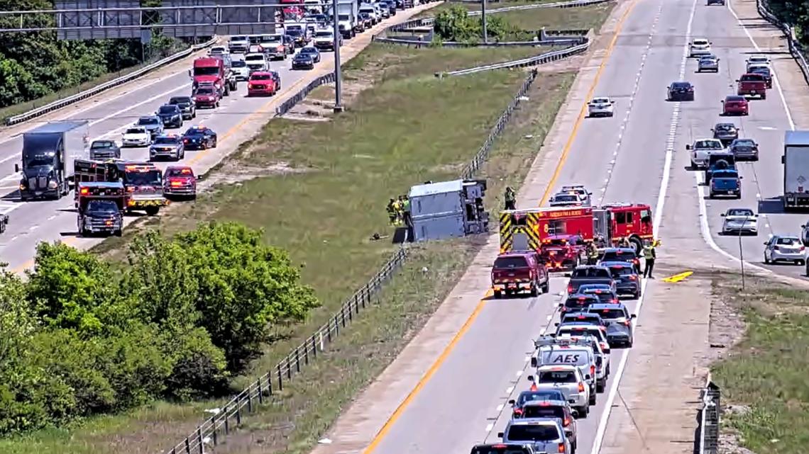 Roadway clear after 2 overturned vehicles block several lanes of Gene Snyder Freeway in Louisville