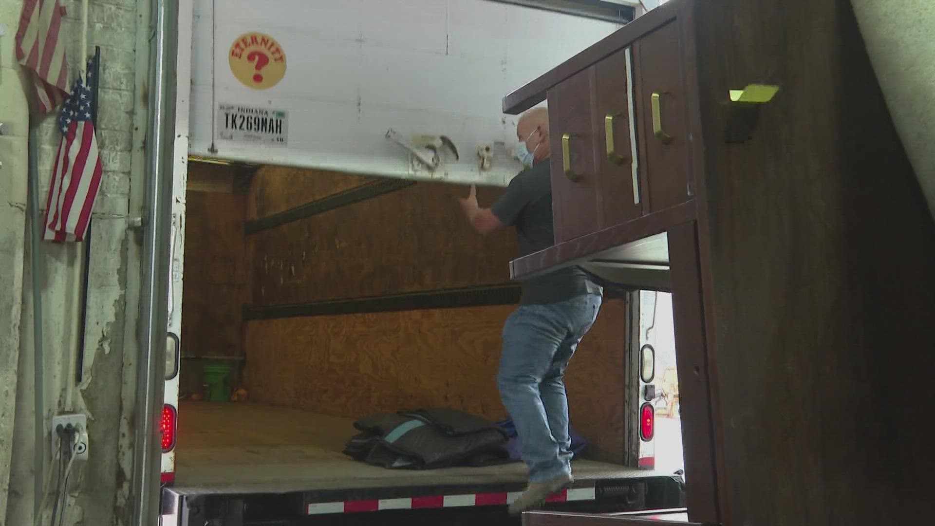 The state's two largest school districts are stepping up to help Hindman Elementary in Knott County. They are donating surplus desks, book cases and tables .
