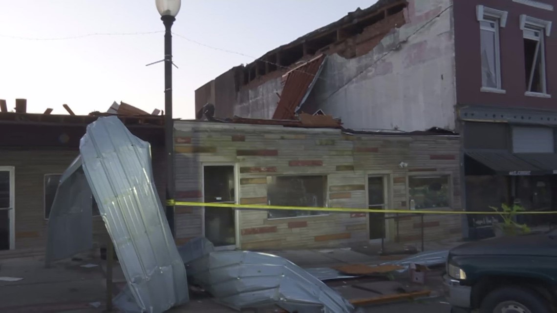 WHAS11 First Alert Stormteam live in Paoli, Indiana assessing storm