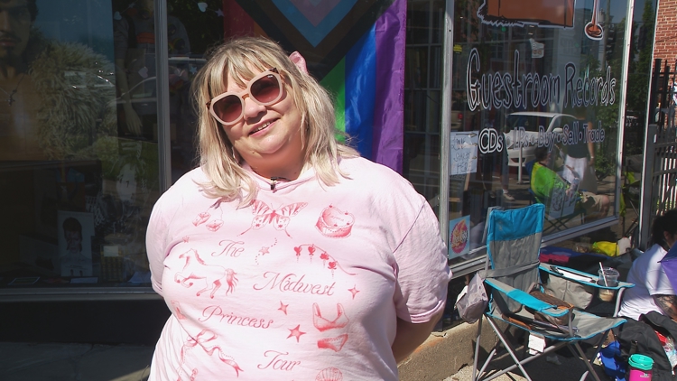 Chappell Roan leaves signed albums at Louisville record store | whas11.com