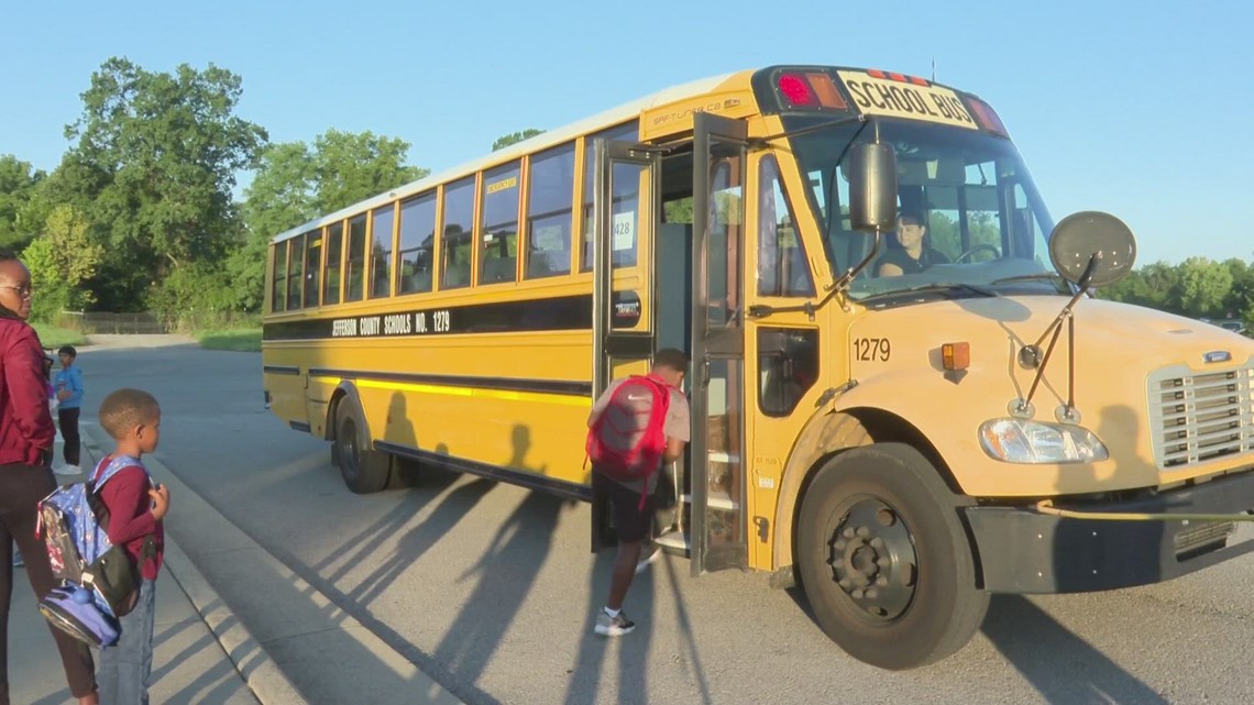 JCPS parents experience a range of issues, delays on first day back ...