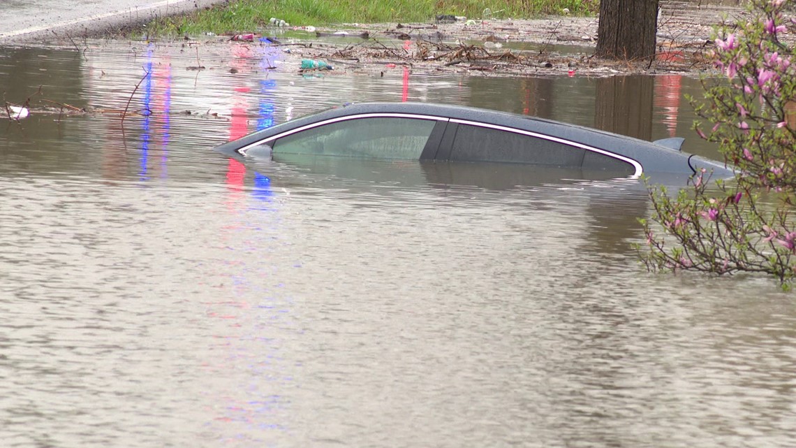 Driver escapes flooded car on northeast side - Vimarsana News