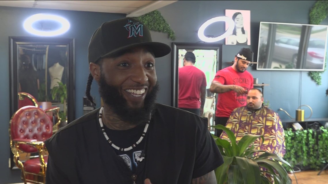 Local barber gives free haircuts to people in need, goes viral - Vimarsana News