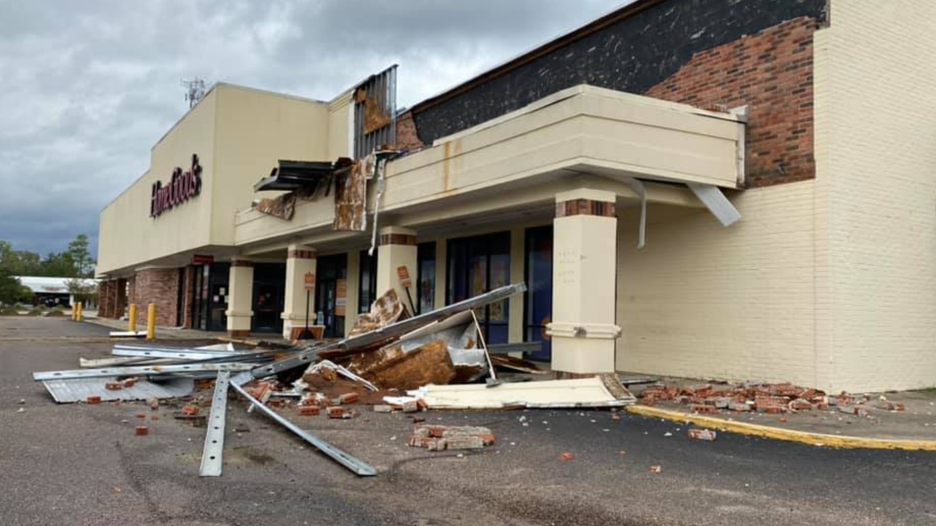 Photos and videos Hurricane Ida's vast damage apparent in daylight